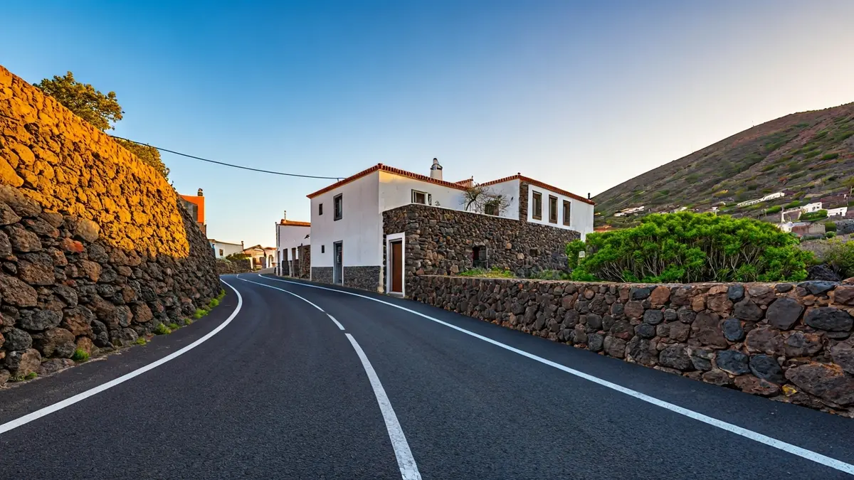 Imagen de las casas y la carretera de Masca, Tenerife.