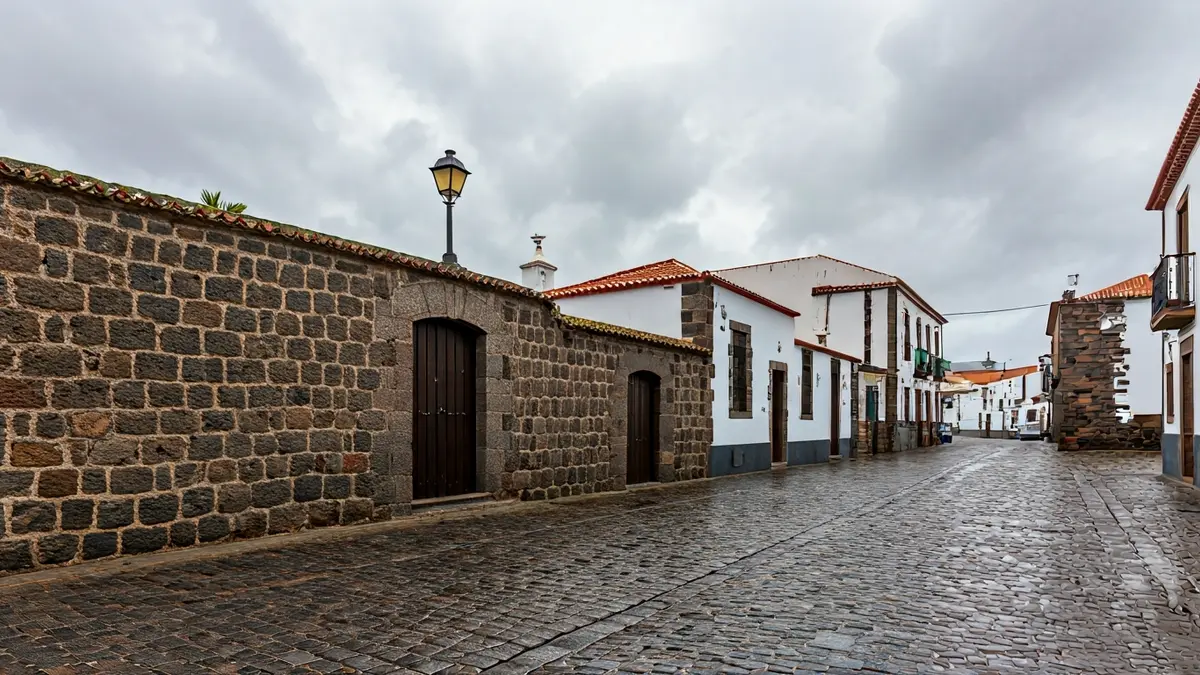 Image of an overcast and rainy day in a Canarian village.