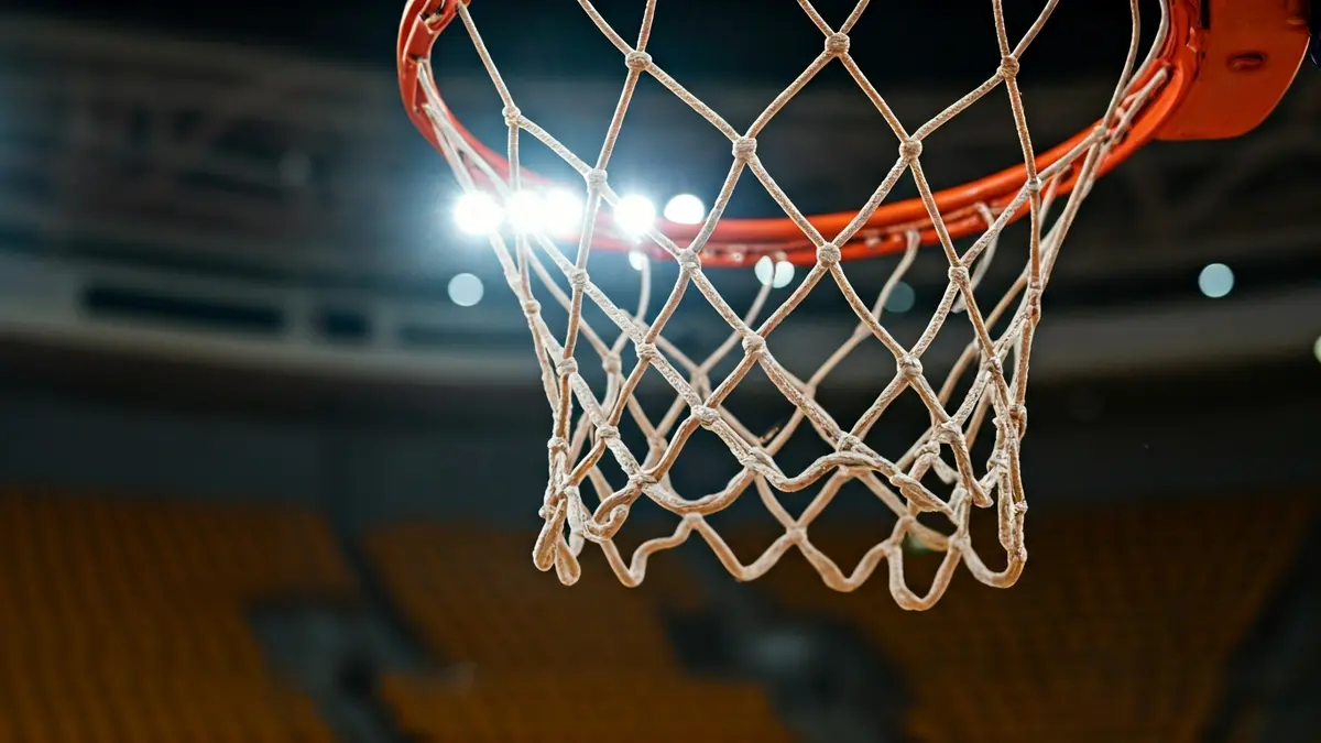 Imagen genérica de una canasta de baloncesto con la red en primer plano.
