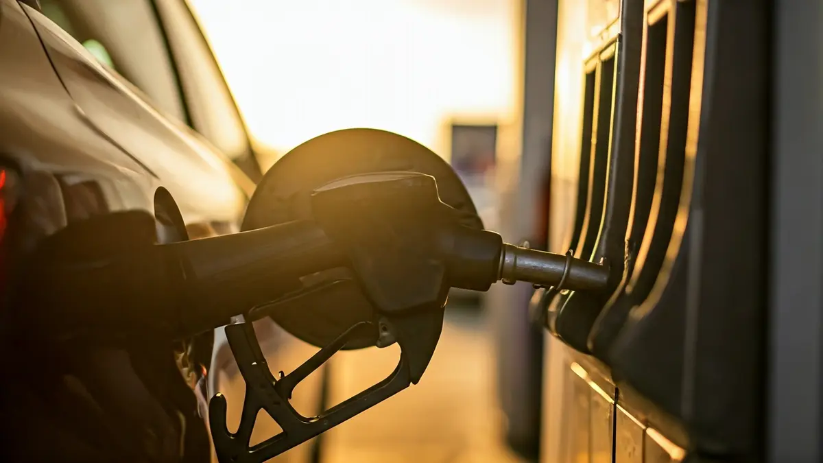 Imagen genérica de una manguera de gasolina en un surtidor.