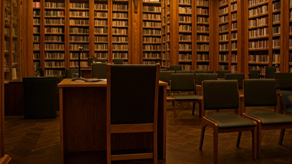 Imagen genérica de una sala de presentación de libros con estanterías y un podio.