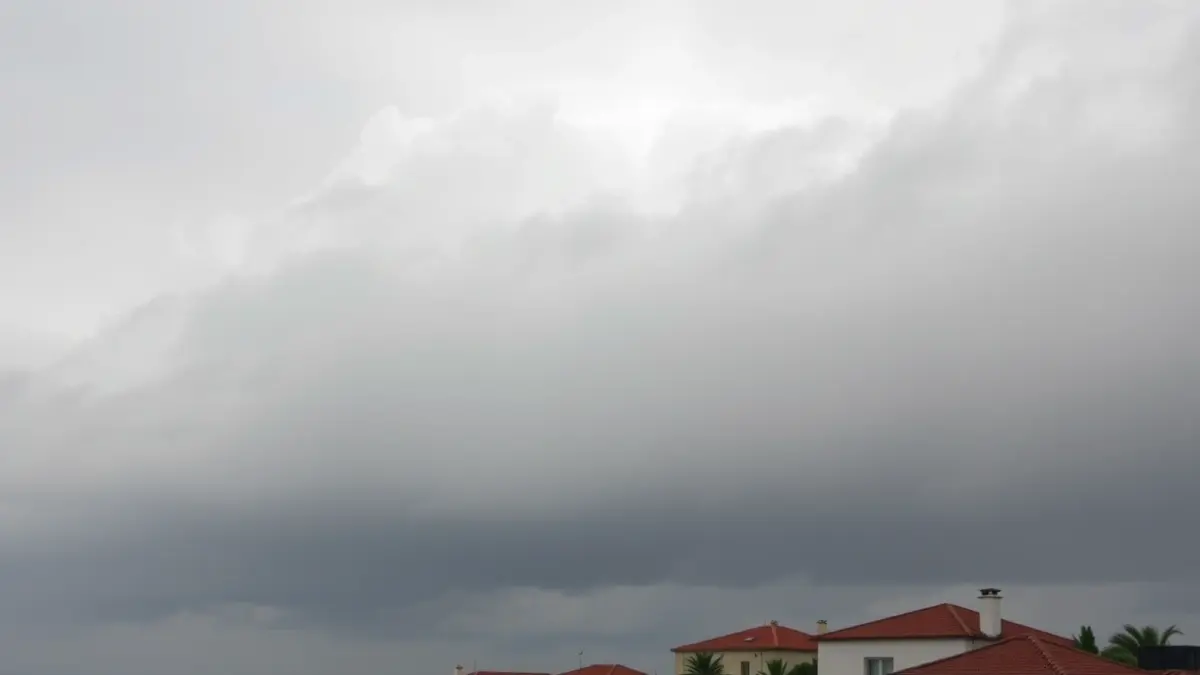 Imagen genérica de un cielo cubierto sobre un pueblo costero canario.