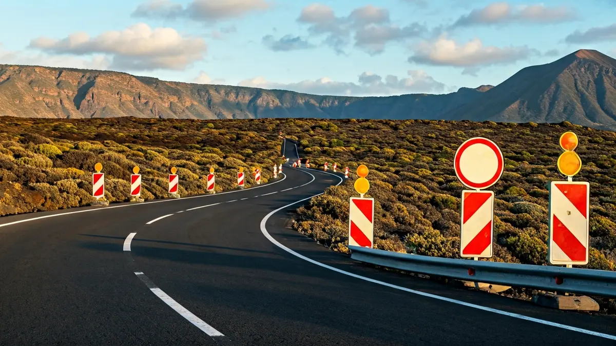 Imagen de una carretera en obras en un paisaje volcánico de Canarias.