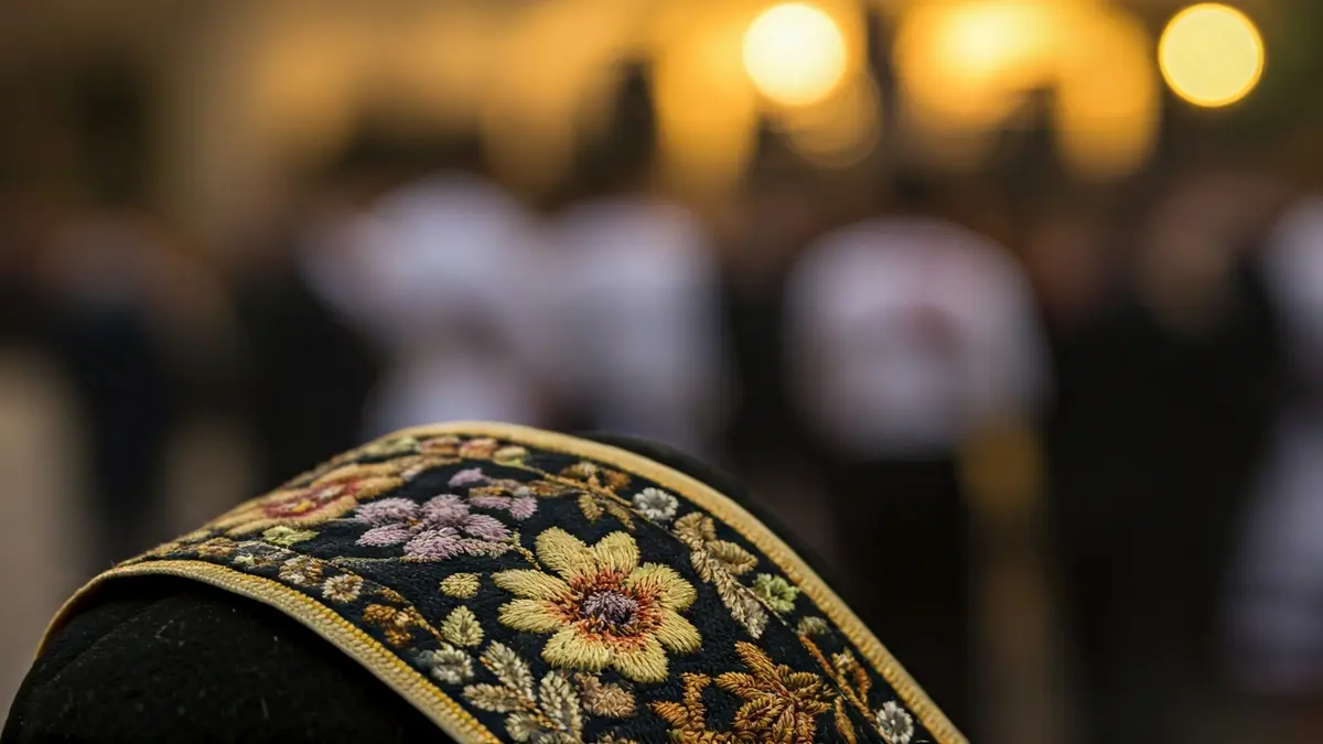 Imagen de una banda de certamen de belleza con bordados, con un fondo festivo difuminado.