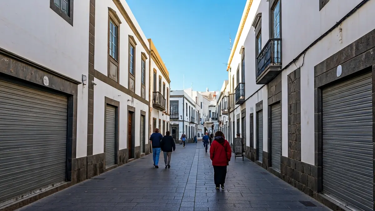 Imagen de una calle en Puerto Naos, La Palma, con edificios tradicionales y locales comerciales.