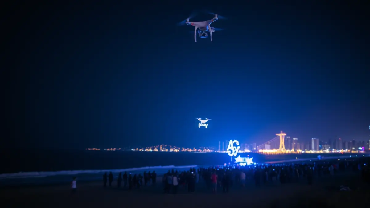 Espectáculo de drones sobre la playa de Las Canteras en Gran Canaria.