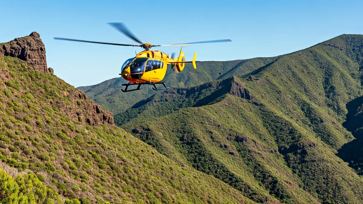Helicóptero de rescate sobrevolando un paisaje montañoso en Canarias.