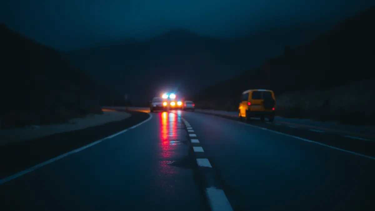Imagen genérica de luces de emergencia en un barranco, simbolizando un rescate.