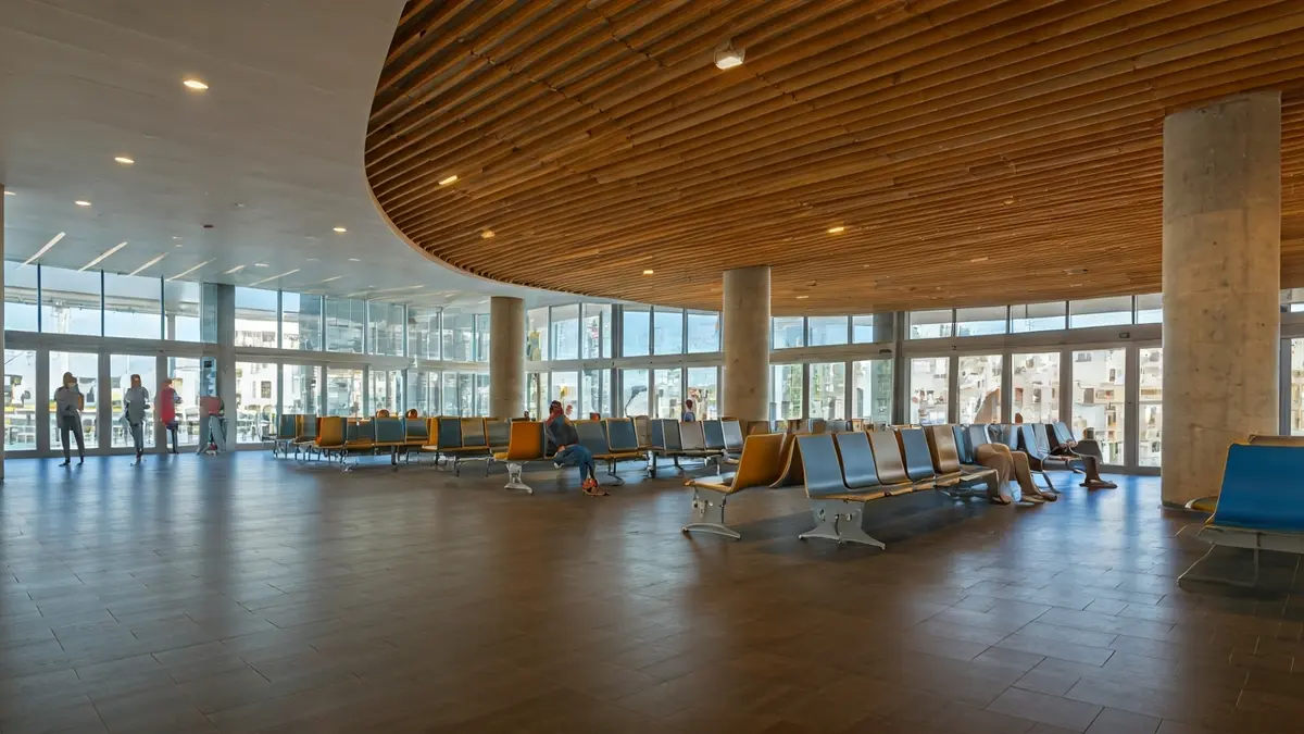 Imagen de un espacio interior público moderno y accesible, diseñado como refugio climático.