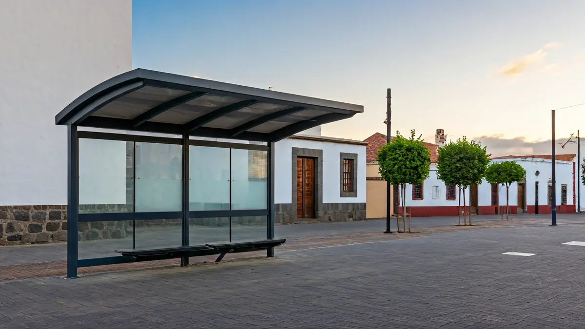 Imagen de la nueva parada de guaguas de San Mateo con su cubierta moderna y mejoras de accesibilidad.