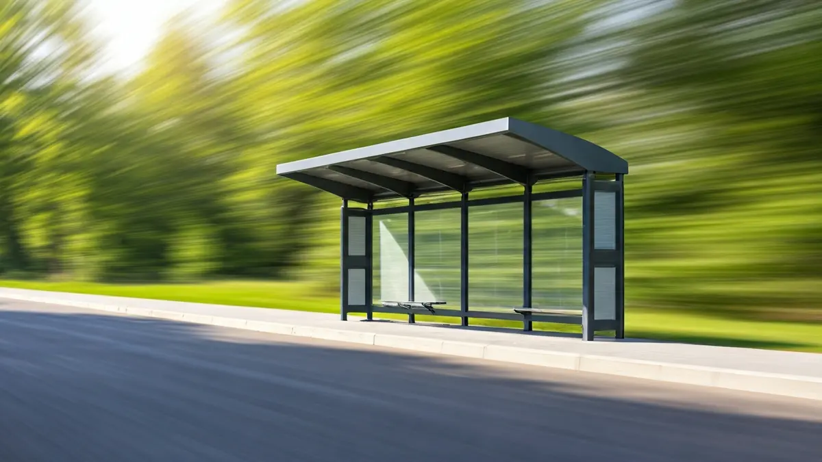 Parada de guaguas de San Mateo tras su reforma integral, con nueva cubierta e iluminación.