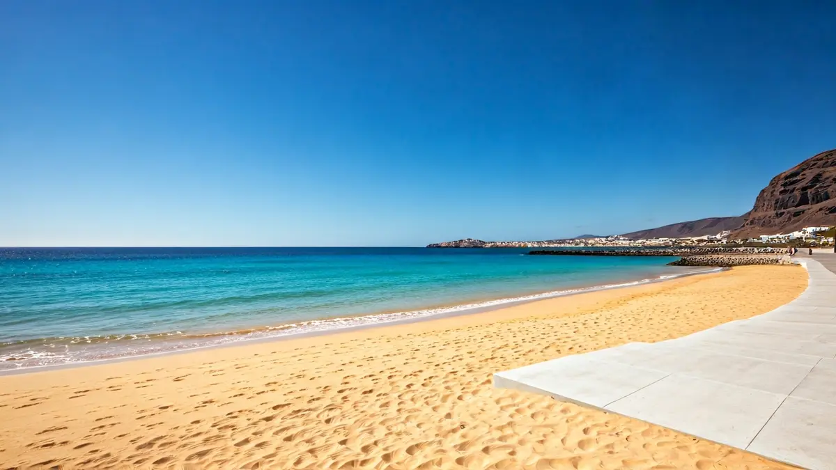 Imagen de una playa limpia y acondicionada con pasarelas accesibles.