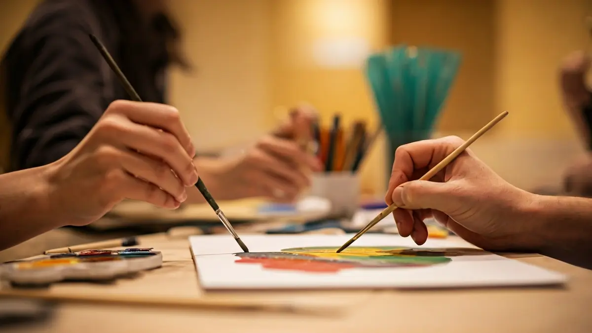 Imagen genérica de manos realizando actividades de arteterapia.