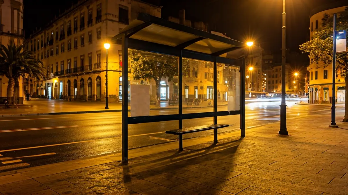 Imagen genérica de una parada de autobús por la noche en una ciudad canaria.