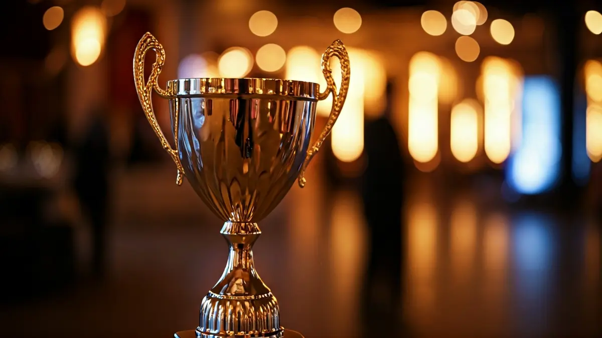 Imagen genérica de un trofeo de premio en un evento formal.