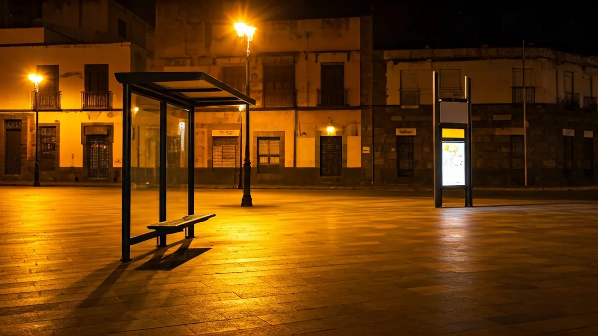 Imagen genérica de una parada de autobús por la noche.