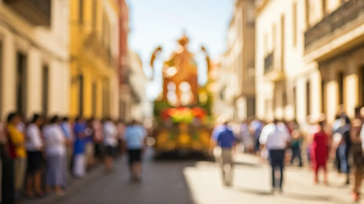 Imagen genérica de una romería o fiesta popular en Canarias, con gente y elementos festivos borrosos.