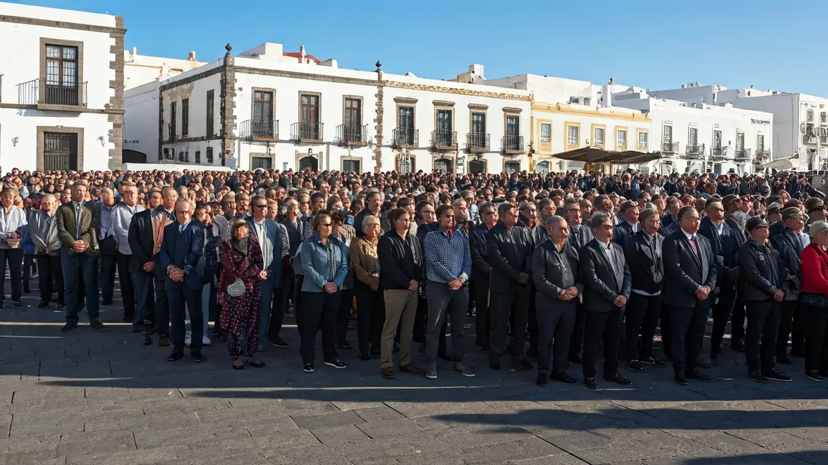Multitud de personas en el puerto de Santa Cruz de Tenerife esperando la llegada del Papa.