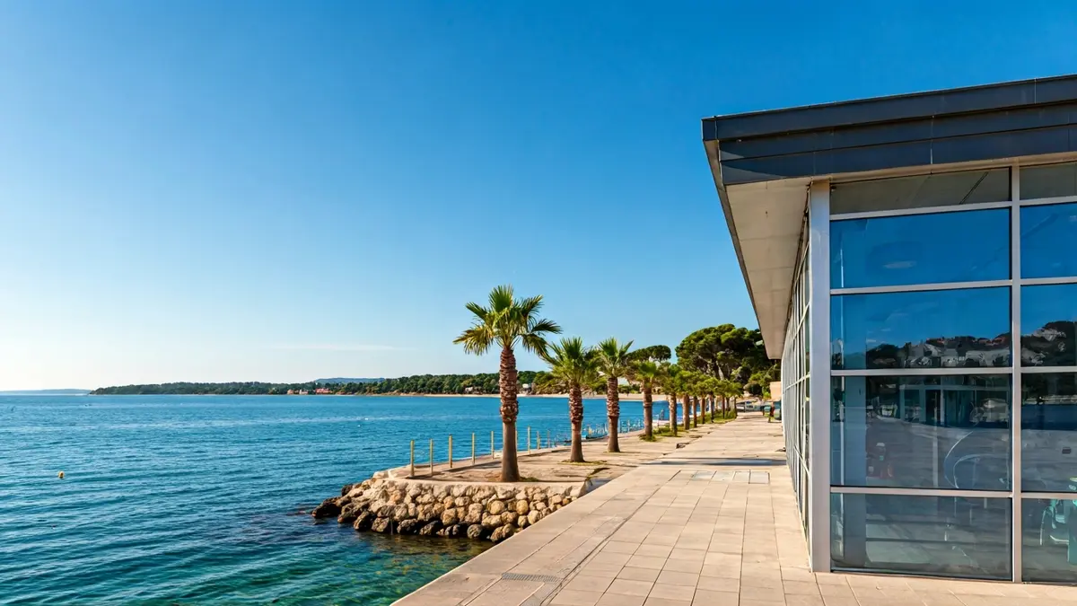Imagen de la fachada de un centro de buceo moderno con vistas al mar.