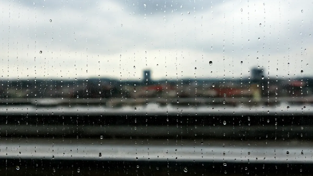 Imagen genérica de un día lluvioso con gotas de agua en un cristal.