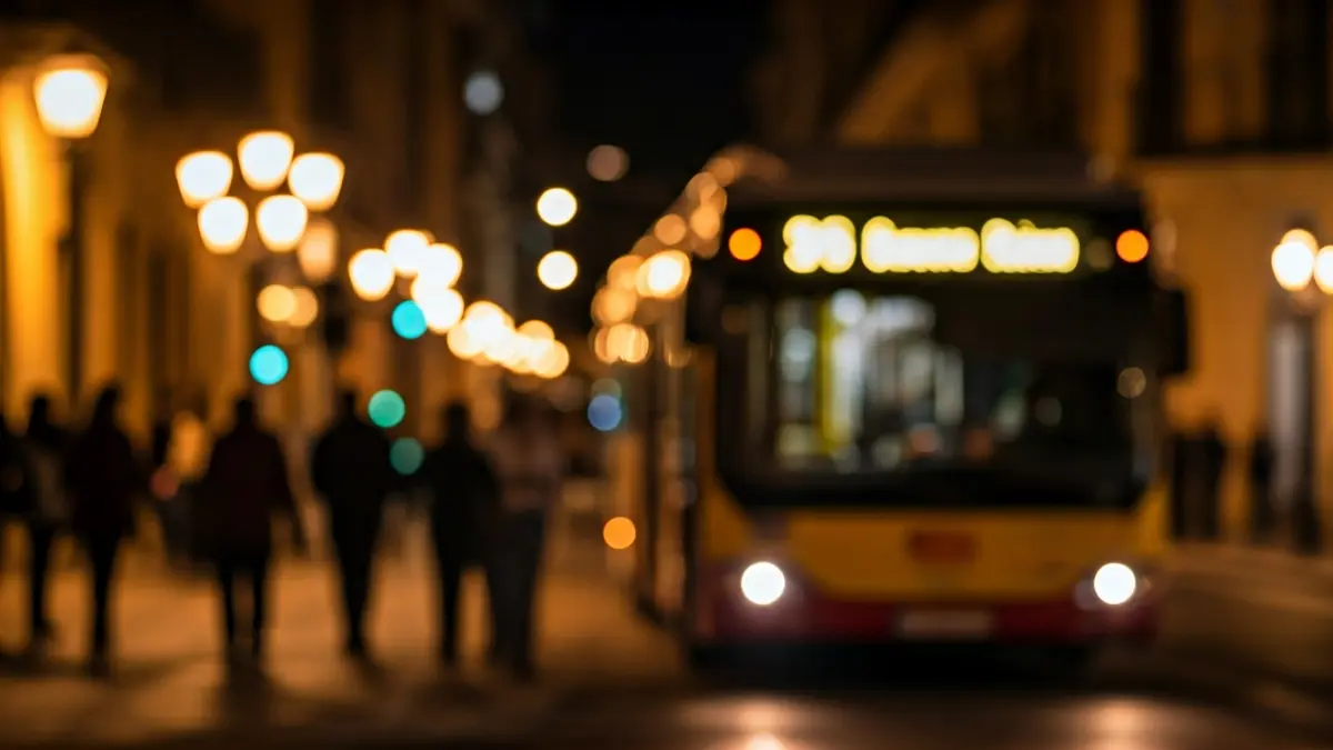 Imagen de un hombre bloqueando el paso de una guagua en una calle urbana.