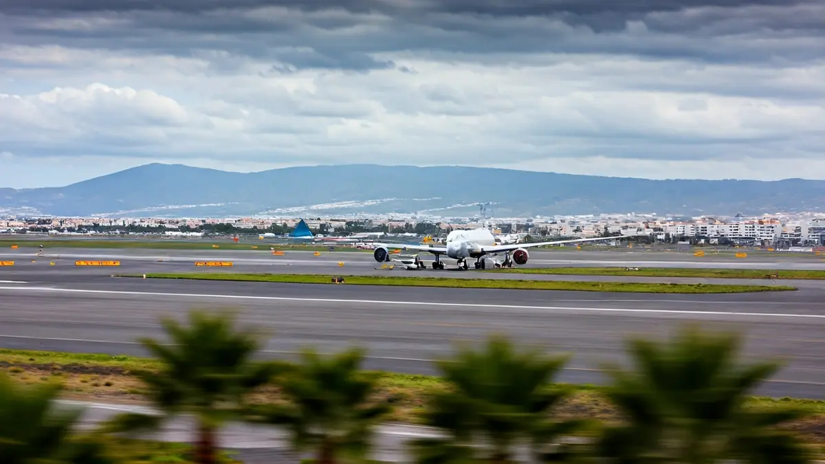 Imagen genérica de una pista de aeropuerto vacía bajo un cielo ventoso en Canarias.