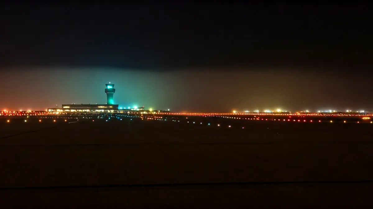 Imagen de una pista de aeropuerto con baja visibilidad debido a la niebla.