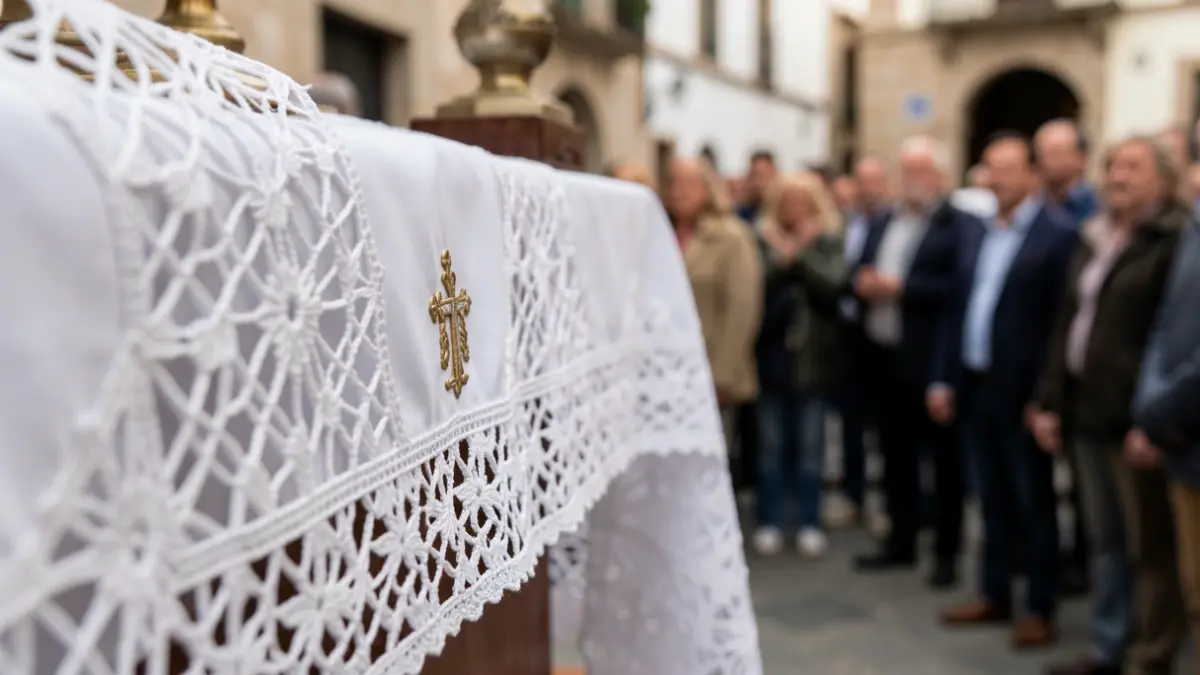 Detalle de encaje canario (calados) en un mantel de altar blanco con el símbolo de la pintadera.