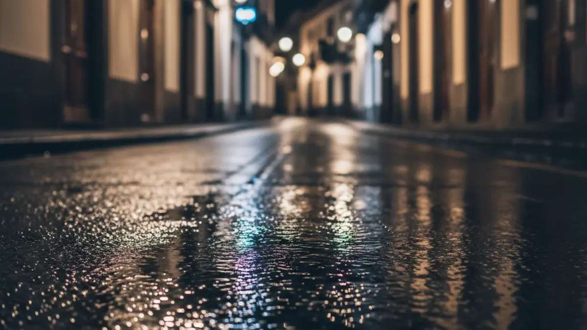 Imagen genérica de luces de emergencia reflejadas en el asfalto mojado.