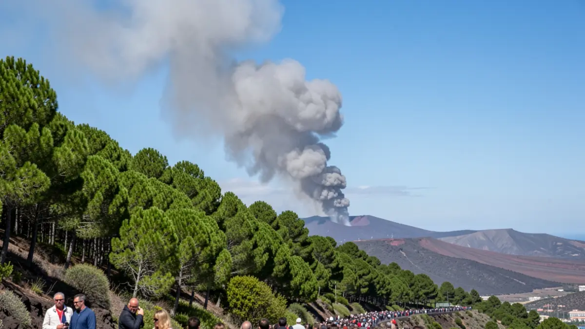 Imagen genérica de humo de un incendio forestal en una ladera de La Palma.