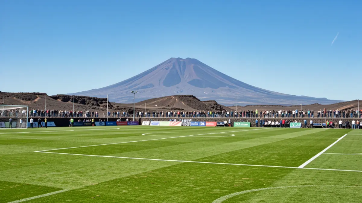 Imagen genérica de un campo de fútbol en Tenerife con el Teide al fondo.