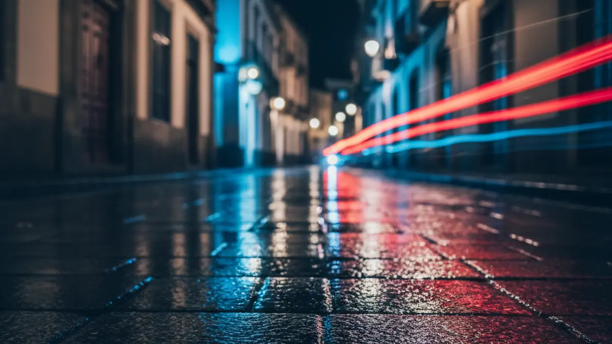 Imagen genérica de luces de emergencia de la policía reflejadas en el asfalto mojado.