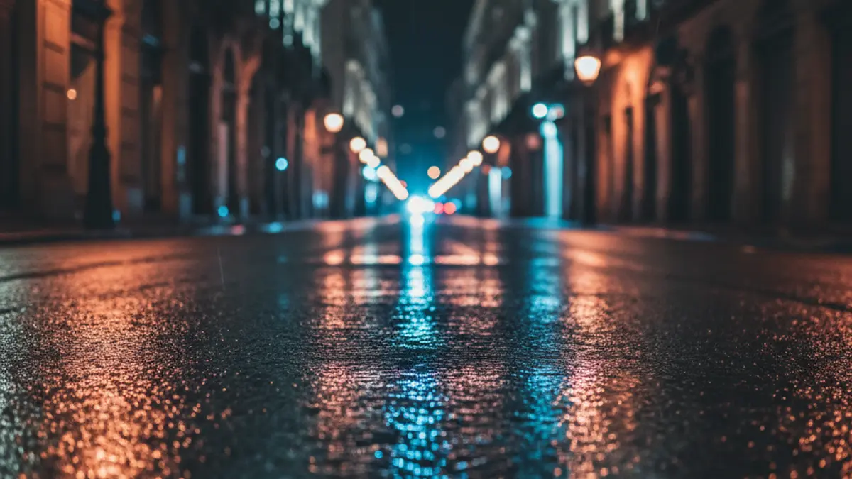 Imagen genérica de luces de emergencia reflejadas en el asfalto mojado por la noche.