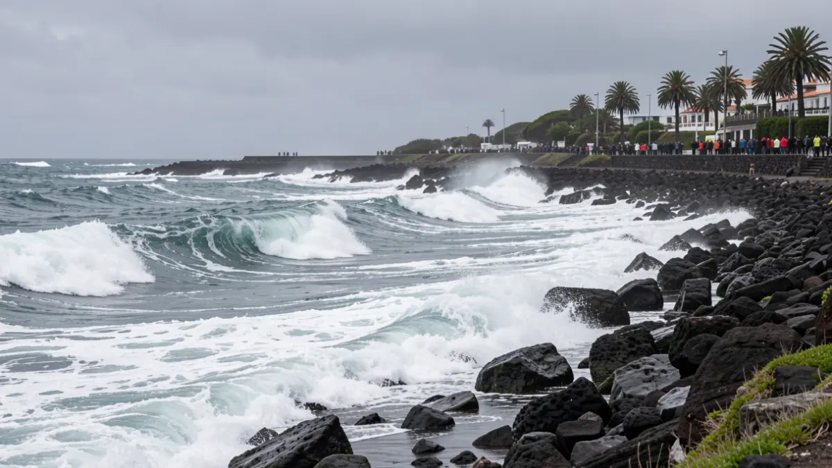 Imagen genérica de olas rompiendo en la costa de Puerto de la Cruz, Tenerife.