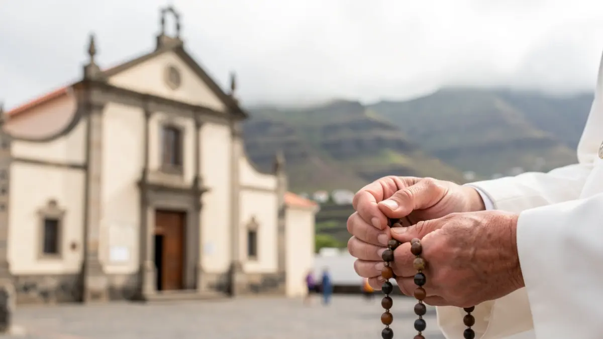 Generic image of the atmosphere of a papal visit in the Canary Islands, featuring local architectural elements and soft light.