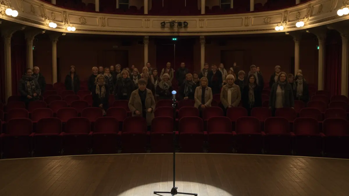 Imagen genérica de un escenario con un micrófono en un auditorio vacío.