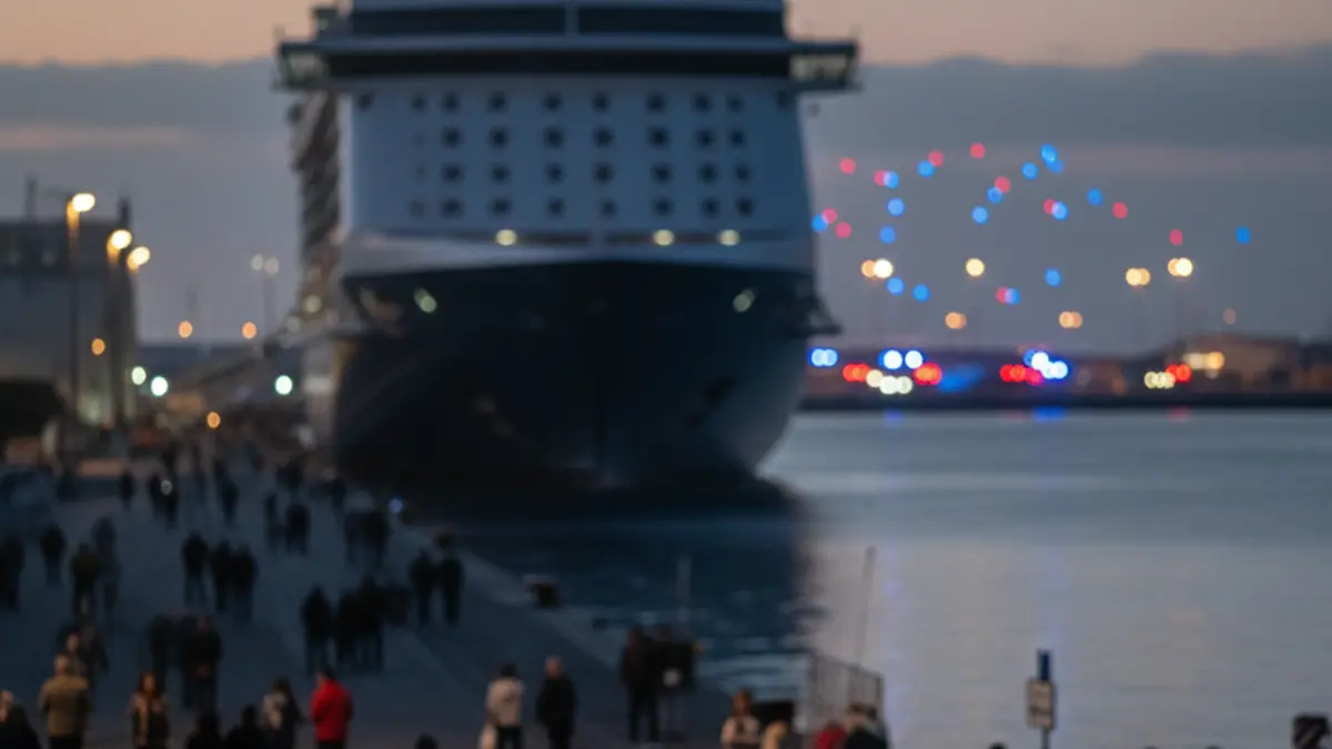 Imagen de un crucero en el puerto de Tenerife durante un operativo sanitario.