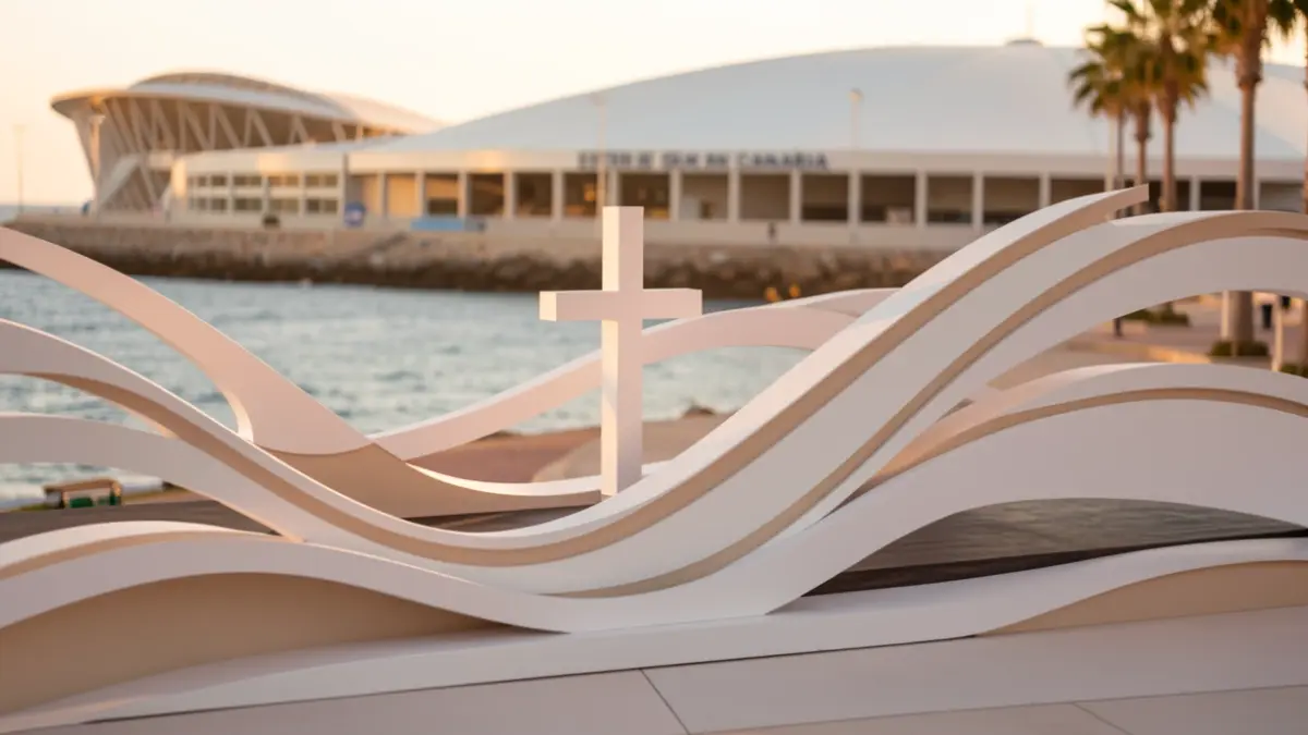 Diseño conceptual del escenario para la visita papal en Gran Canaria, con elementos marinos y simbología cristiana.