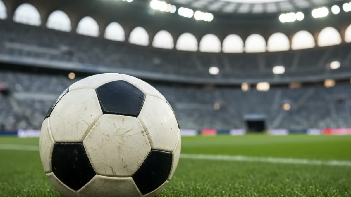 Imagen genérica de un balón de fútbol en el césped de un estadio.