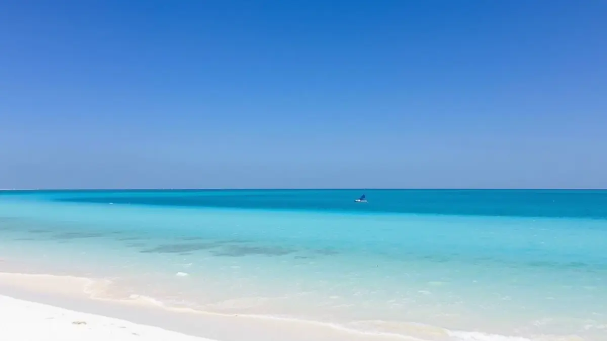 Imagen genérica de una playa con Bandera Azul, simbolizando la calidad ambiental.