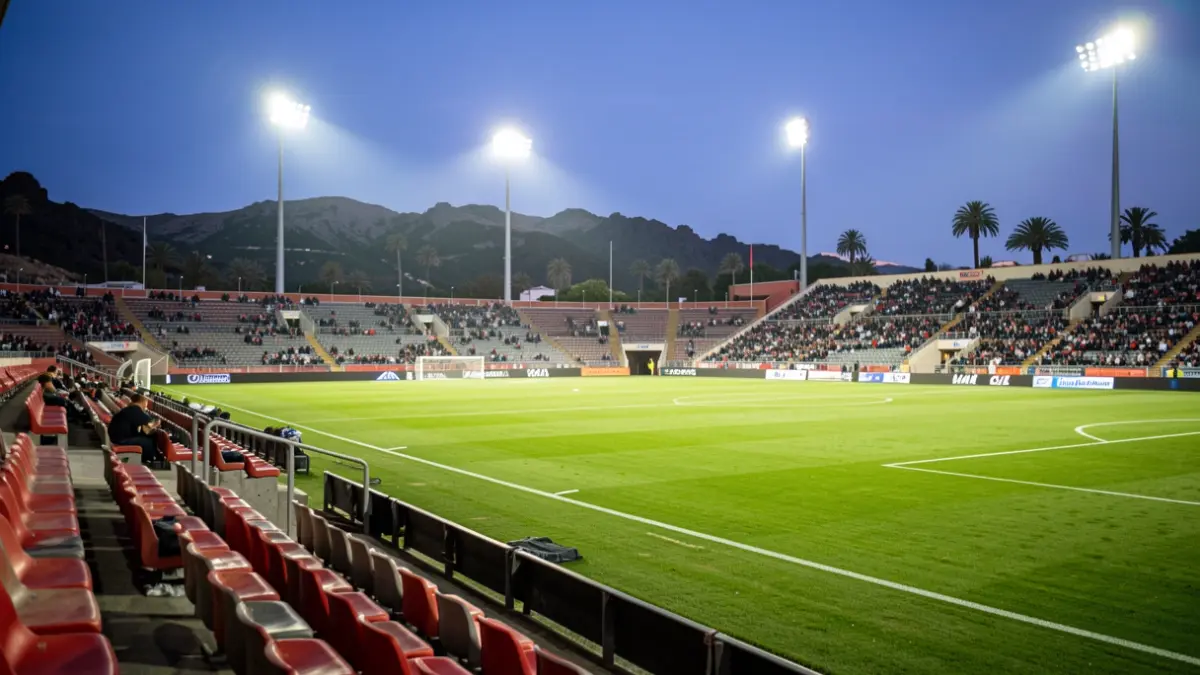 Imagen genérica de un estadio de fútbol vacío al atardecer, con el césped iluminado.