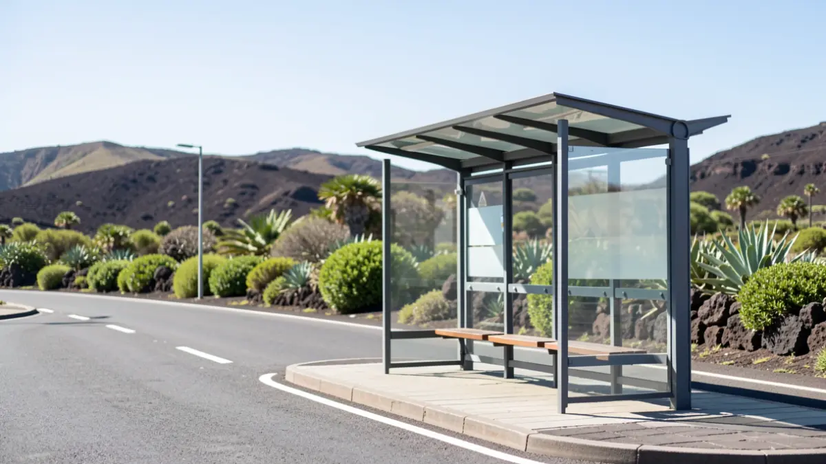 Parada de autobús en La Palma con paisaje volcánico al fondo.