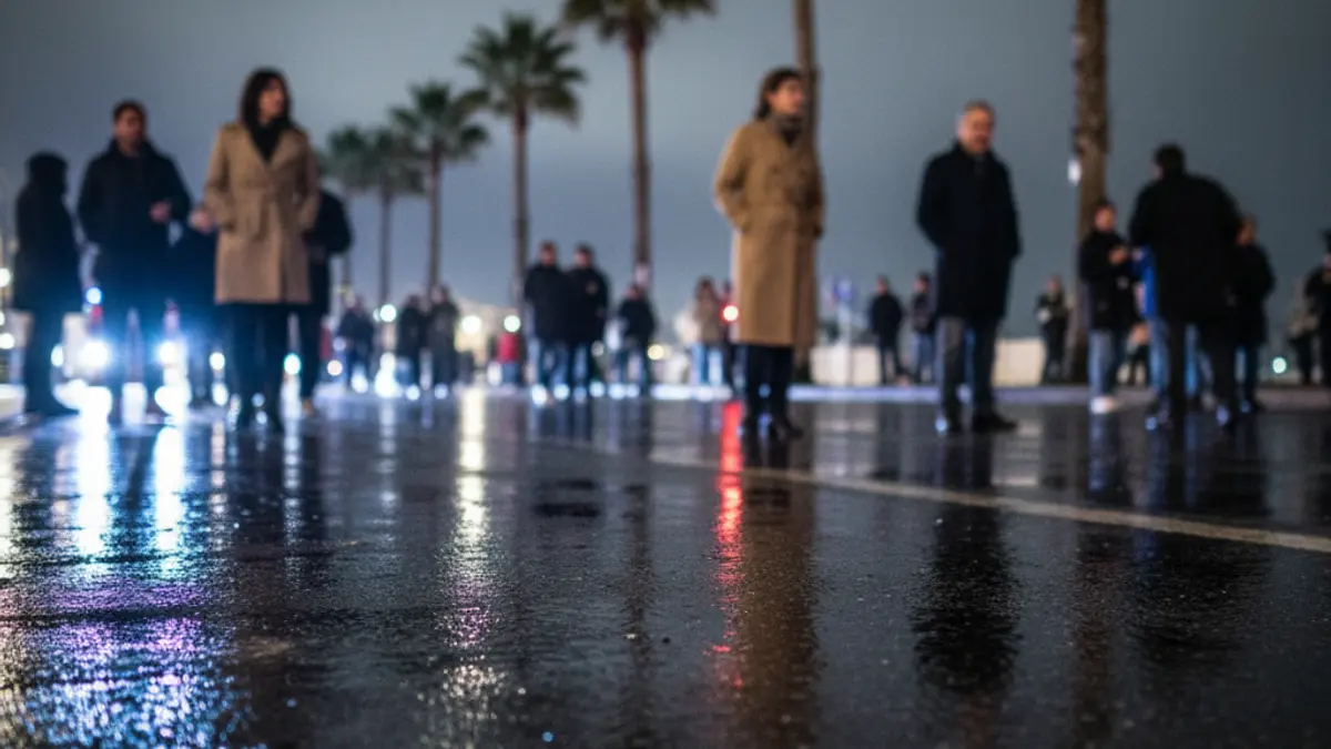 Imagen genérica de luces de emergencia policiales reflejadas en el asfalto mojado.