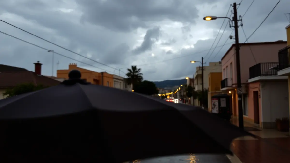 Imagen genérica de una calle de Canarias bajo un cielo nublado con lluvia ligera.