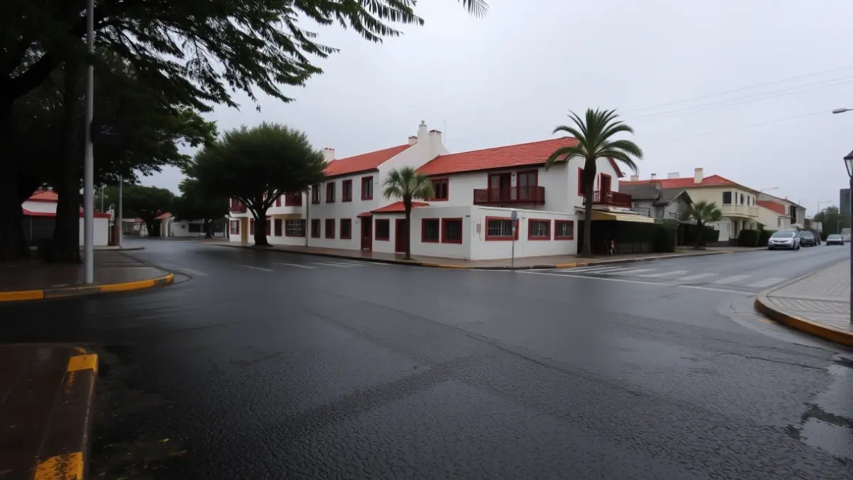 Imagen de una calle en La Victoria de Acentejo en un día nublado y con lluvia ligera.