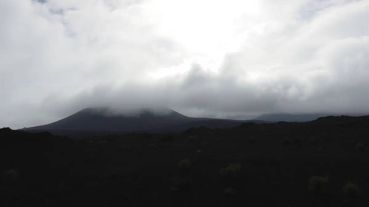 Imagen de un cielo parcialmente cubierto sobre un paisaje volcánico canario.