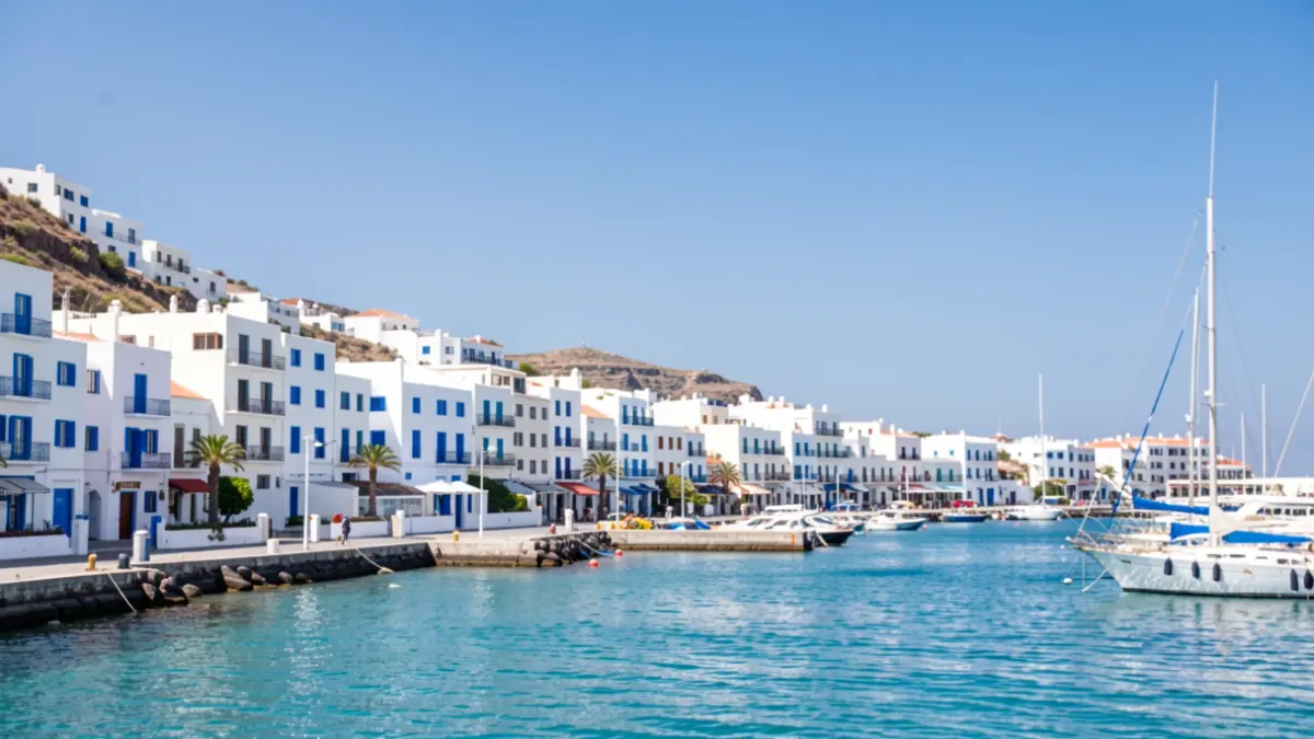 Imagen genérica de un puerto en Canarias con edificios blancos y azules.
