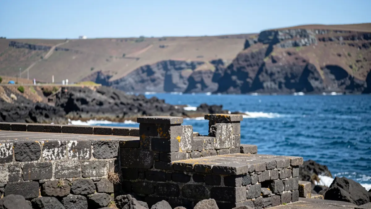 Puntallana jetty in La Gomera with the sea in the background.