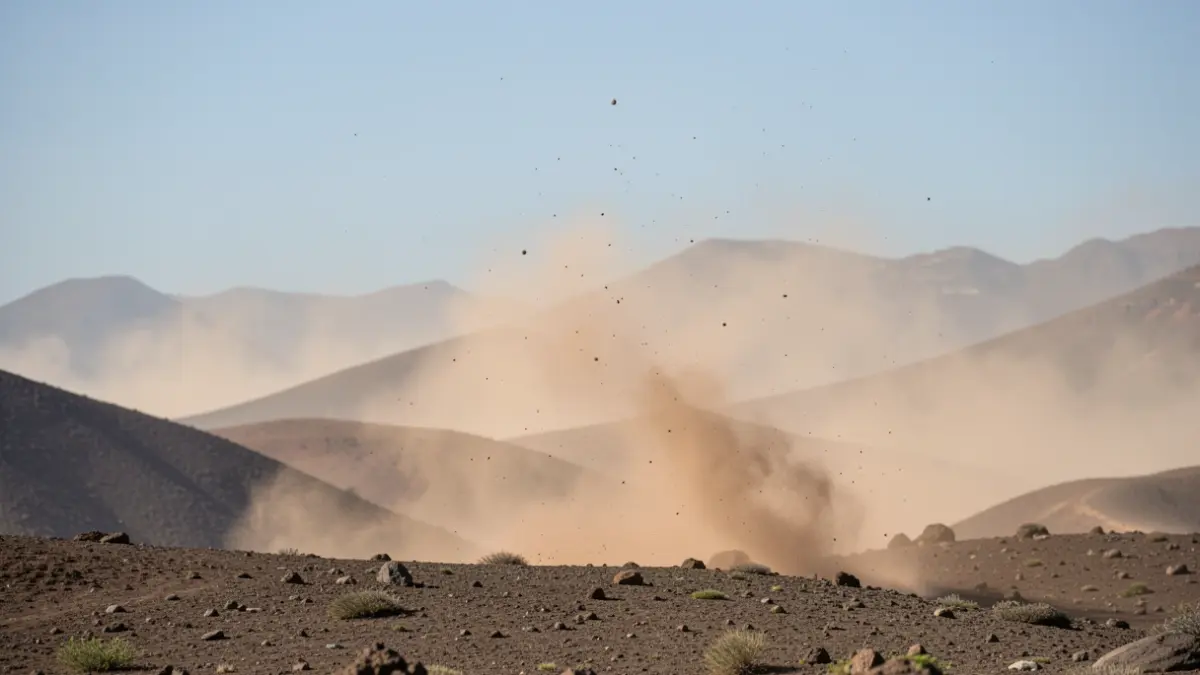 Imagen genérica de calima afectando el paisaje volcánico de Canarias.