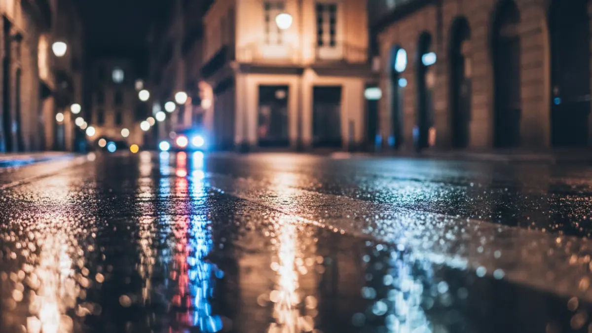 Imagen genérica de luces de emergencia de la policía reflejadas en el asfalto mojado.
